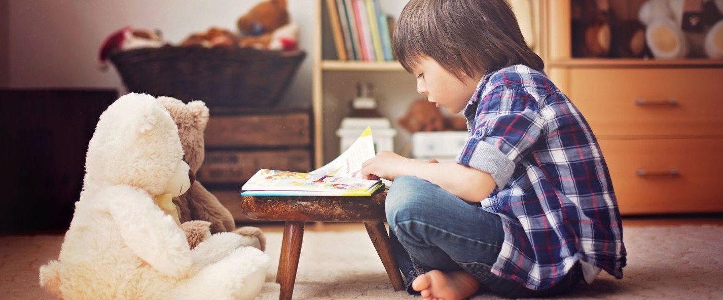 Enfant avec un Bookinou