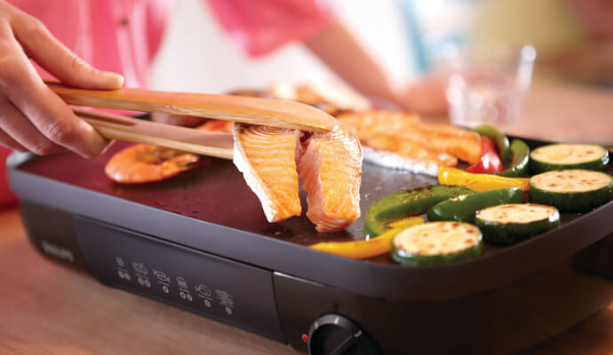 La plancha électrique de table, pour viandes, poissons et légumes
